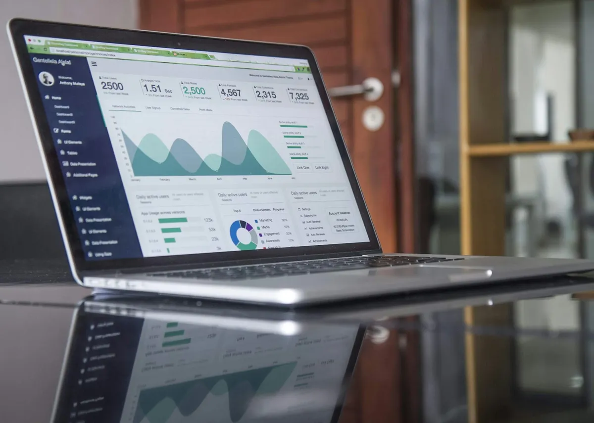 Laptop cu rapoarte financiare si grafice folosite in consultanta fiscala